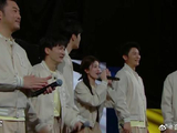 INTO1男团炫酷登场 白鹿当场犯花痴大喊：周柯宇！秒变大型粉丝见面会