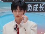 余宇涵18岁都没跟女孩牵过手，台上就要表演热恋期表白，太难为人了！