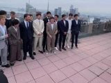 F1车手齐聚纽约首映礼，勒克莱尔亮相全家福