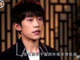 易烊千玺想低调都难，获鹿晗主动合影，呆萌可爱