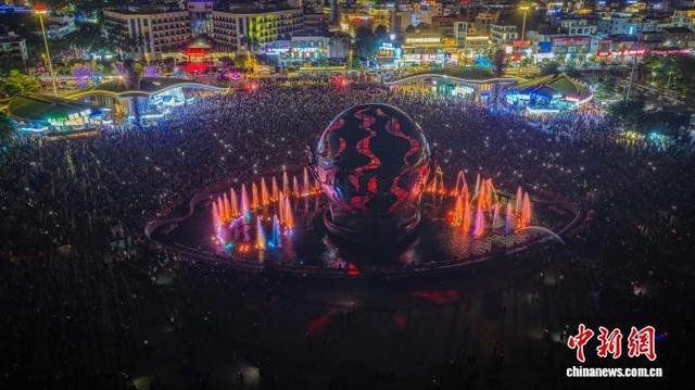 图为广西北海银滩景区上演“潮”雕多媒体秀等活动，吸引游客齐聚消费。毕建东 摄