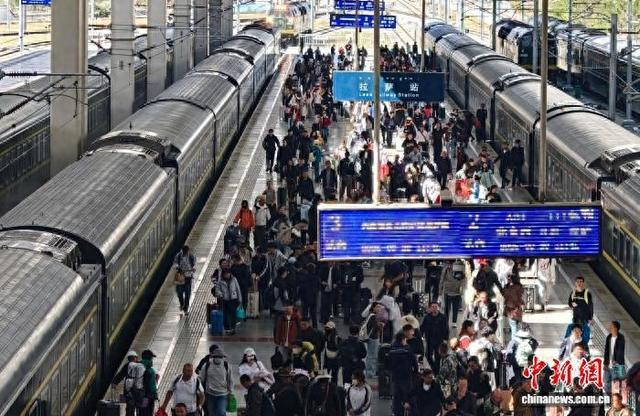 图为旅客抵达拉萨车站。格桑央金 摄