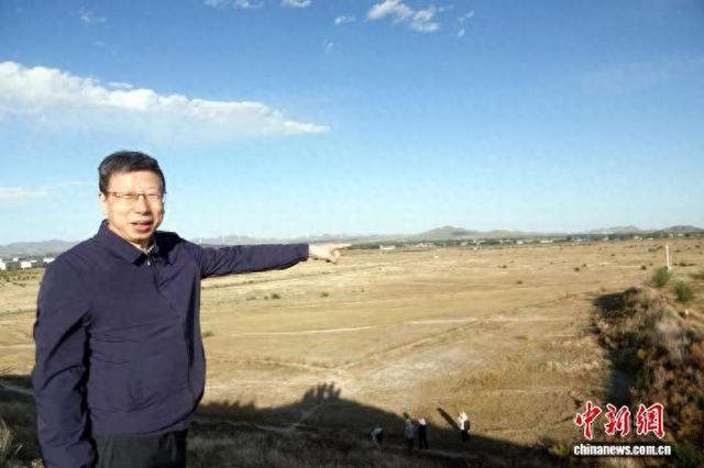 董新林研究员向媒体介绍辽上京遗址。中新网记者 孙自法 摄