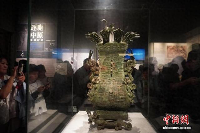 10月1日，观众在河南博物院观看青铜器莲鹤方壶。记者 韩章云 摄