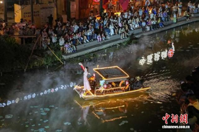 图为广西南宁民歌湖国际音乐小镇举办水上山歌表演吸引市民游客游玩消费。陈冠言 摄