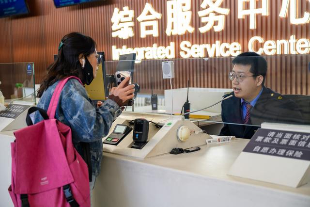 工作人员正在为旅客答疑解惑。赵丹妮 摄