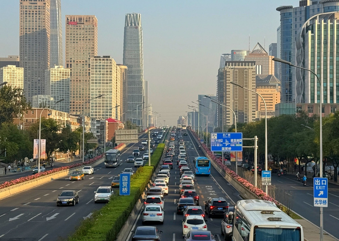 10月8日，东三环主路国贸桥，南向北方向车流行驶缓慢。新京报记者 王贵彬 摄
