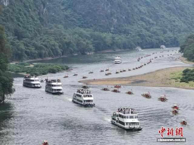 图为国庆假期期间游客乘坐漓江船筏游玩。王夫韬 摄