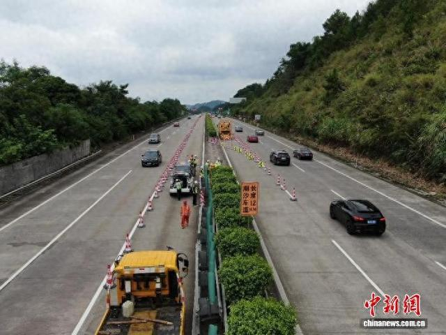 图为12.2公里长距离潮汐车道。 广西岑罗高速公路有限责任公司 供图