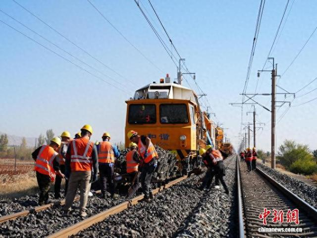 大秦铁路开启2026年秋季集中修施工。李拯功 摄