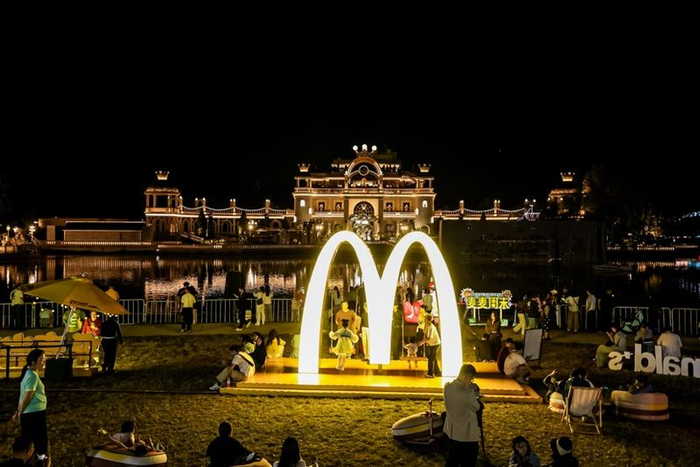 夜间消费新场景在假期期间成为热门打卡地。受访者供图