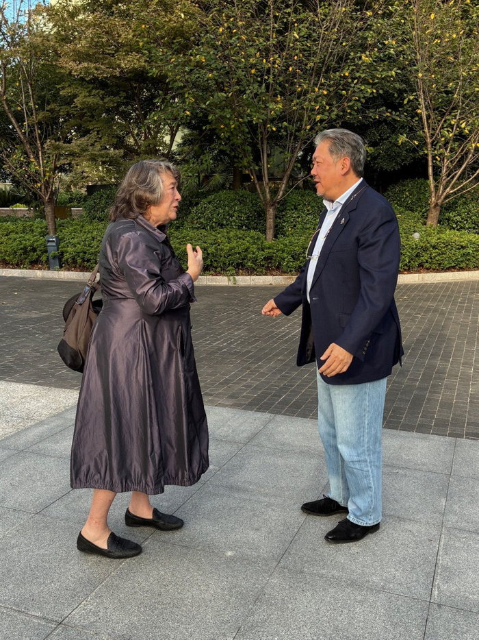 莱昂斯卡娅与余隆在访谈前亲切对话（摄影：如歌文化）