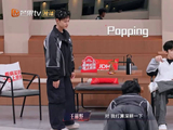被这个画面狠狠治愈，曹骏小心托着毛絮，一点点护送，氛围感直接到位