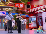 谭松韵刘学义跳完一曲后轻抚头顶，宠溺感藏不住