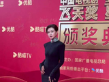 万茜黑礼裙气场全开