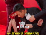胡军李乃文同时低头帮捡台本 胡军说自己是老山东归队了