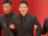 欧豪被架上红毯