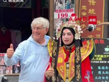 神奇教练米卢现身成都宽窄巷子