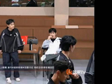 曹骏用手托着毛絮降落，温柔善良对待万物