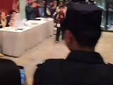 闫妮飞天奖结束回到酒店 粉丝送你牛手捧花，闫妮大大方方的接过，很接地气