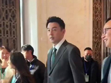 被雷佳音的反差惊艳到，生活里自在随性，西装一穿板正有型，帅得很有味道
