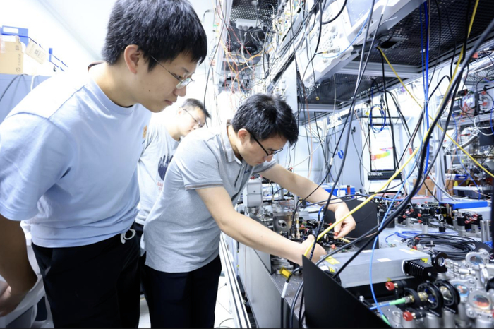 丁世谦给团队成员示范实操。清华大学供图