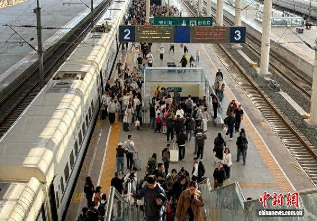 银川车站国庆假期发送旅客人次同比增长13%。银川车站供图