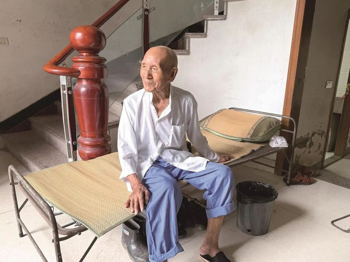 卢式增阿公正在接受记者采访。