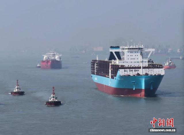 10月8日，3艘新造船从长江江苏段出江试航。泰州海事局 供图