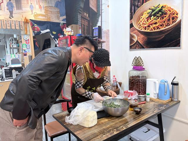 甘霖（右侧）经营的馄饨铺。澎湃新闻记者 胡雅婷 摄