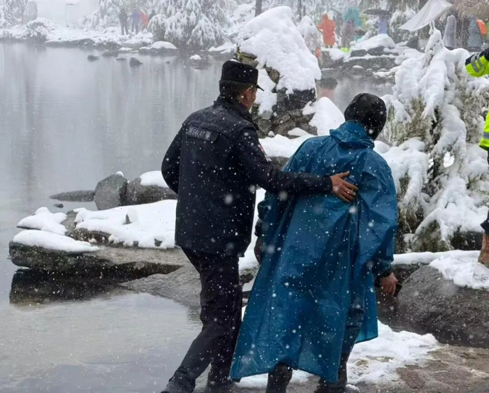 ▲民警在党岭救助游客
