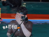 白敬亭看王楚然这波卧底操作，憋笑憋得五官都快皱到一起了，哈哈哈…