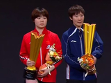 女双颁奖！日本组合开心，双曼合影露出微笑，奖杯也是怪沉的！