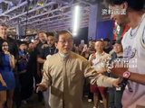 现身NBA中国赛，成龙教NBA球员学功夫