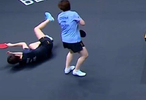 王曼昱救球时摔倒