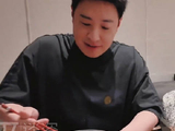 是有人拿泡面威胁潘玮柏了吗，怎么签名签成这个苦样哈哈哈！…