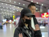 刘亦菲返程回家了，姐心情很好