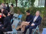 路边三三两两坐，每个人都自动找到属于自己的社交圈