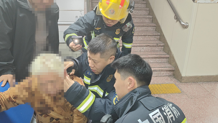 消防员找准耳钉卡扣缝隙，控制力度、缓慢发力，一点点剪切卡死的耳钉部件。东城消防供图