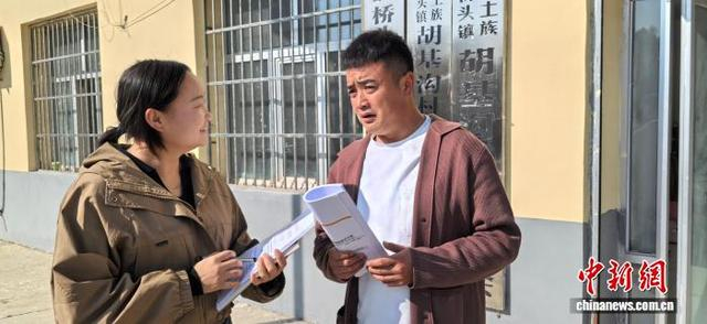 图为《胡基沟那些事》演员正在讨论剧本。 大通县委宣传部供图
