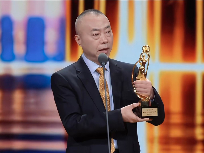 刘家成导演哽咽地对妻子表达感谢  图源：直播画面截图