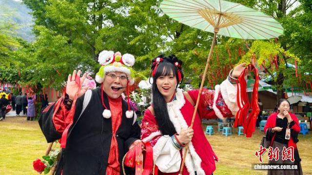 图为活动现场，古风沉浸式演绎人员与游客互动。高琼 摄