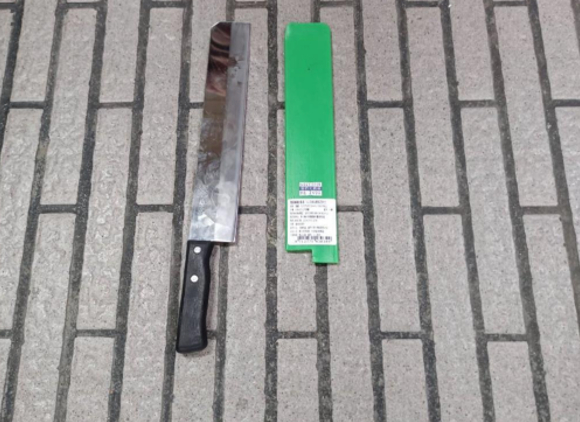 台警方起获作案刀具。图源：台湾中时新闻网