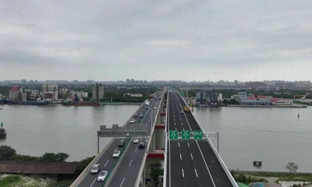 10月10日 ，S4公路奉浦大桥西桥（右侧）实现全面通车。闵行区供图