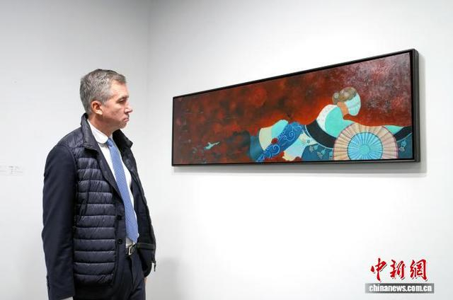 图为展览展出的艺术家周正茂创作的布面油画《消失》。中新社记者 安源 摄 