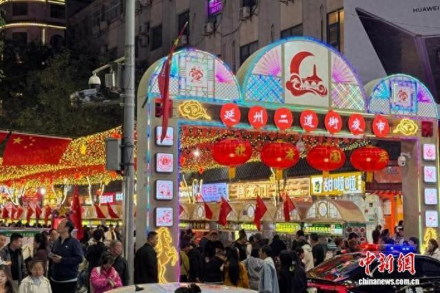 10月6日，陕西省延安市一夜市人头攒动。 中新社记者 李一璠 摄
