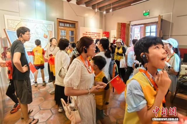 国庆假期，泉州侨批馆吸引众多游客。图为10月7日，研学团队参观泉州侨批馆。林燕滨 摄