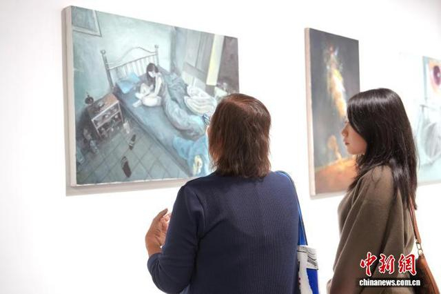 图为展览展出的艺术家蒲明灿创作的布面油画《房间》。中新社记者 安源 摄 