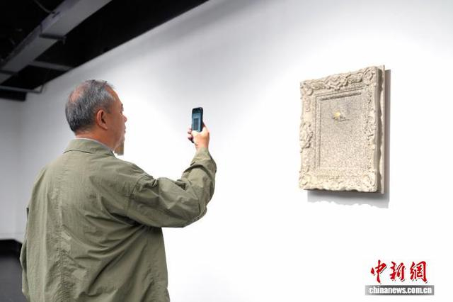 图为观众拍摄艺术家郭东来创作的作品《日出》作品。中新社记者 安源 摄 