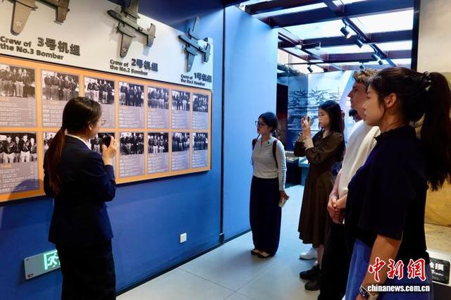 图为10月10日，中外青年参观杜立特行动纪念馆。刘子琳 摄